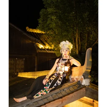Етническото малцинство Гуейджоу Юнан Показа Вышитую Дрехи Мяо Luoyang Древен Град Пътуване Снимка на Онлайн Червен Черен Мяо Лин